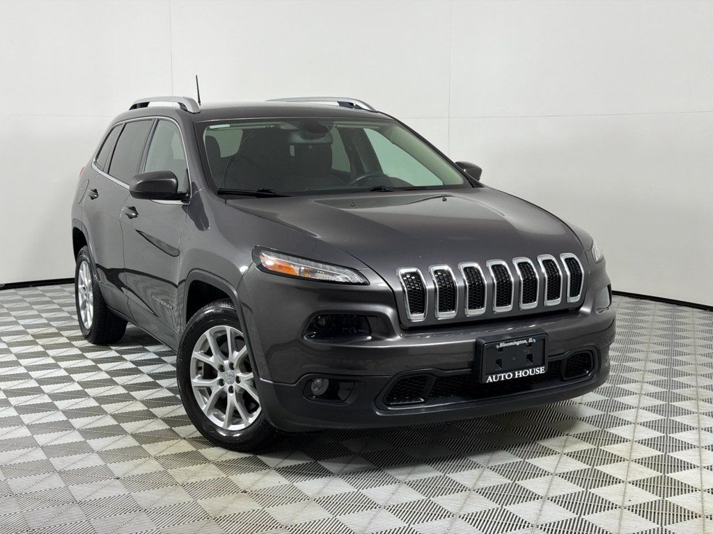 Used 2017 Jeep Cherokee Latitude FWD image 2