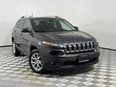 Used 2017 Jeep Cherokee Latitude FWD image 2