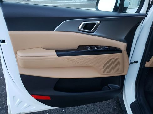 Used 2024 Kia Carnival LX image 18