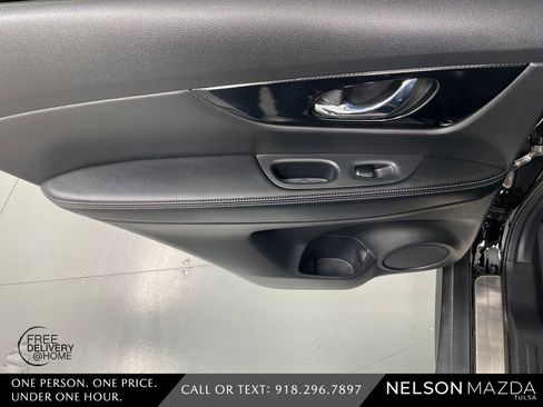 Used 2019 Nissan Rogue SL w/ Premium Package image 32