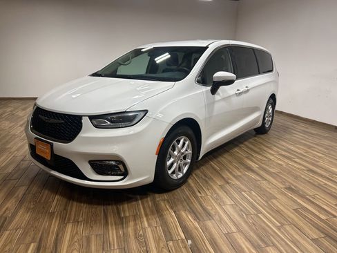 Certified 2023 Chrysler Pacifica Touring-L FWD image 37