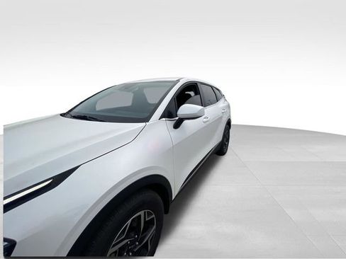 Used 2023 Kia Sportage LX image 2