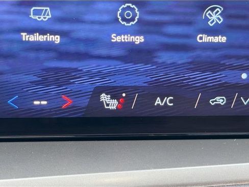 Used 2025 Chevrolet Traverse LT image 19