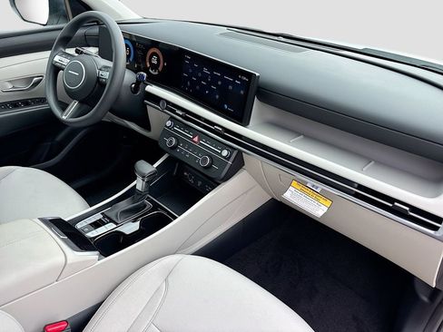 Certified 2025 Hyundai Tucson SE image 27