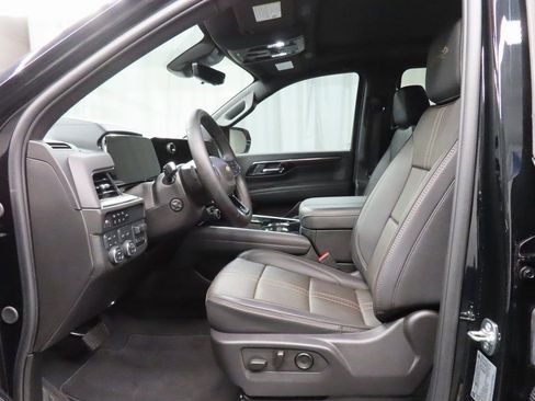Used 2025 Chevrolet Suburban High Country image 9