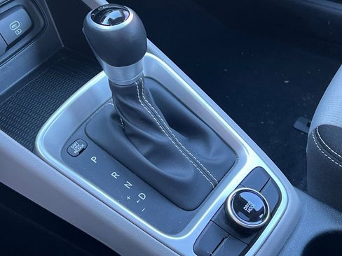 Certified 2025 Hyundai Venue SEL image 28