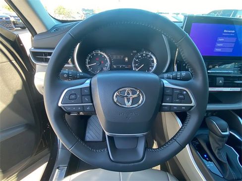 New 2026 Toyota Highlander XLE image 18