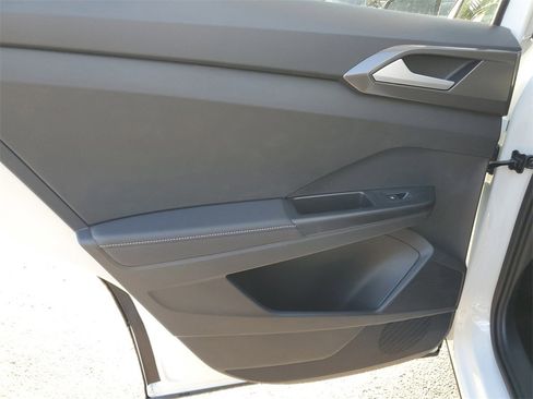 New 2026 Volkswagen Taos SE image 9