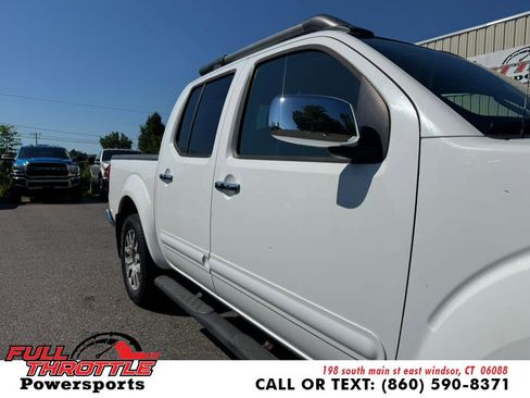 Used 2011 Nissan Frontier SL w/ Moonroof Pkg image 2