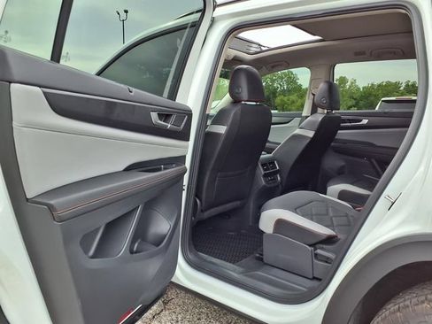 Used 2025 Volkswagen Atlas Peak Edition SE AWD/4WD image 77