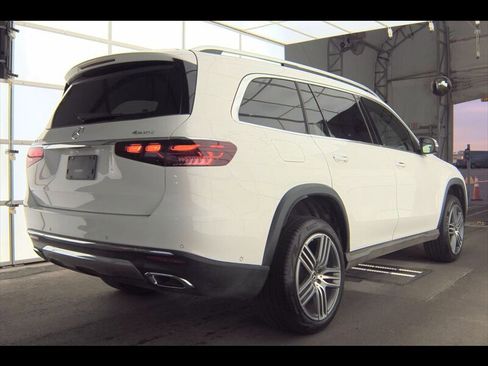Used 2025 Mercedes-Benz GLS 450 4MATIC image 4