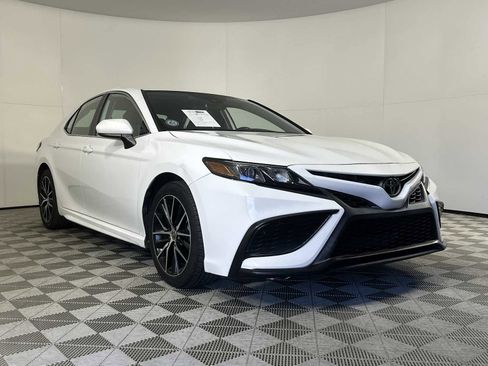 Used 2021 Toyota Camry SE image 1