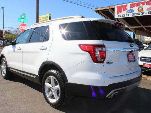 Used 2017 Ford Explorer XLT image 4