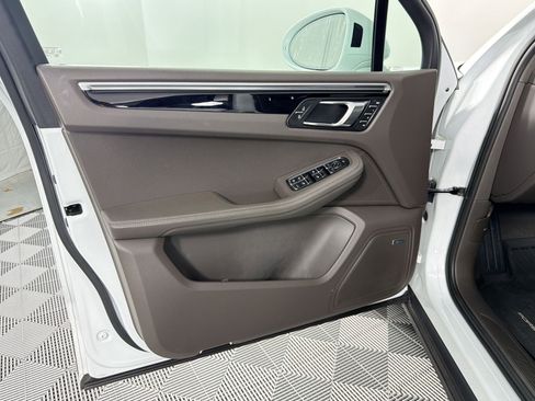Certified 2022 Porsche Macan AWD/4WD image 26