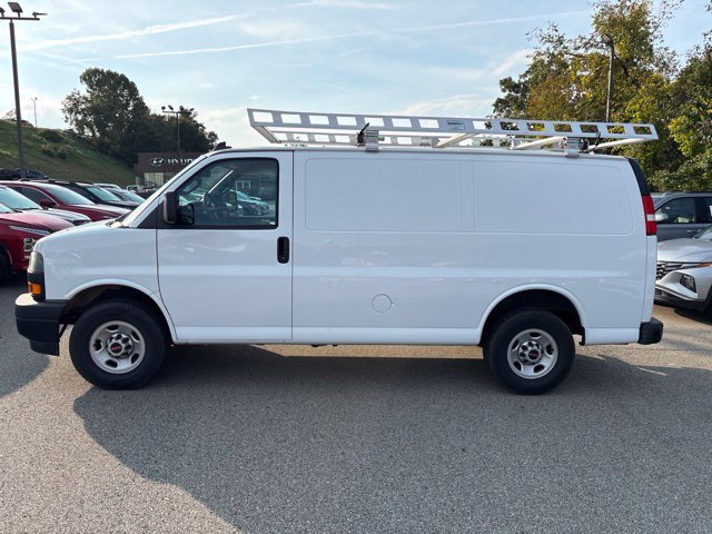Used 2022 GMC Savana 2500 RWD image 2