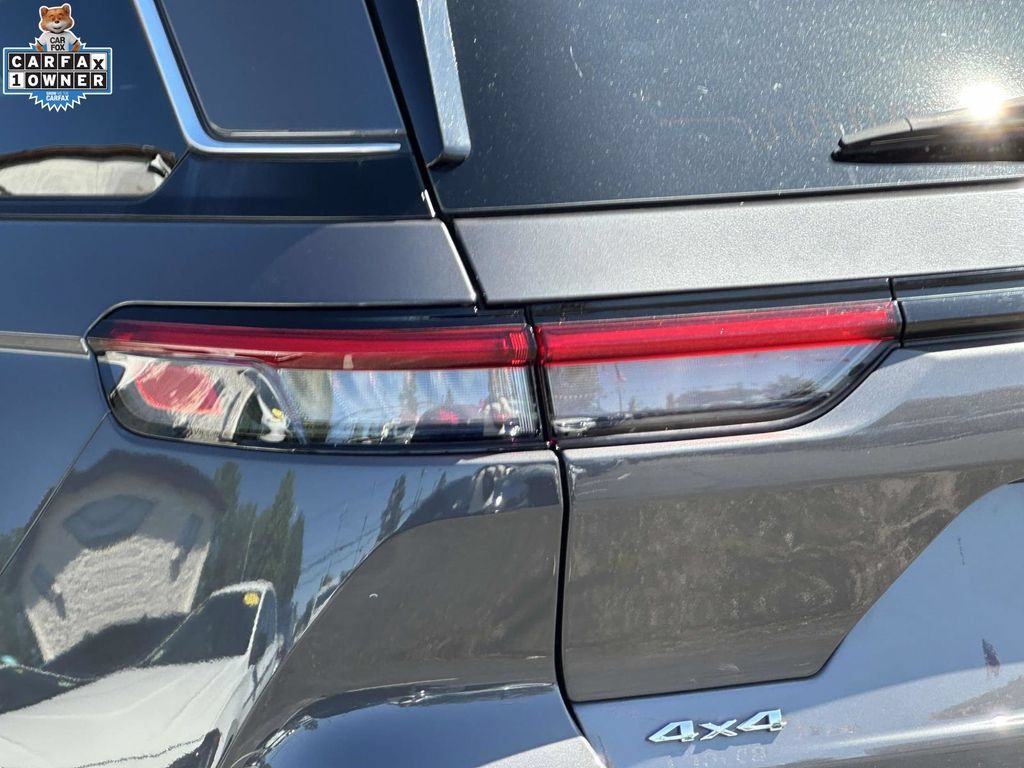 Used 2023 Jeep Grand Cherokee Laredo X w/ Luxury Tech Group I AWD/4WD image 9