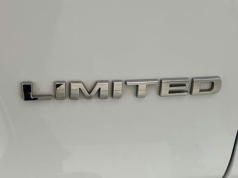 Used 2019 Jeep Cherokee Limited image 28