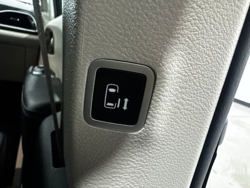Used 2023 Chrysler Voyager LX image 37