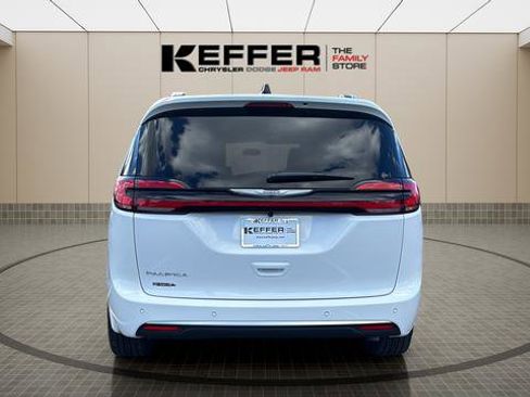 New 2026 Chrysler Pacifica Pinnacle image 4