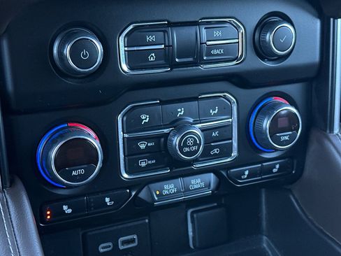 Used 2024 Chevrolet Suburban LT image 30