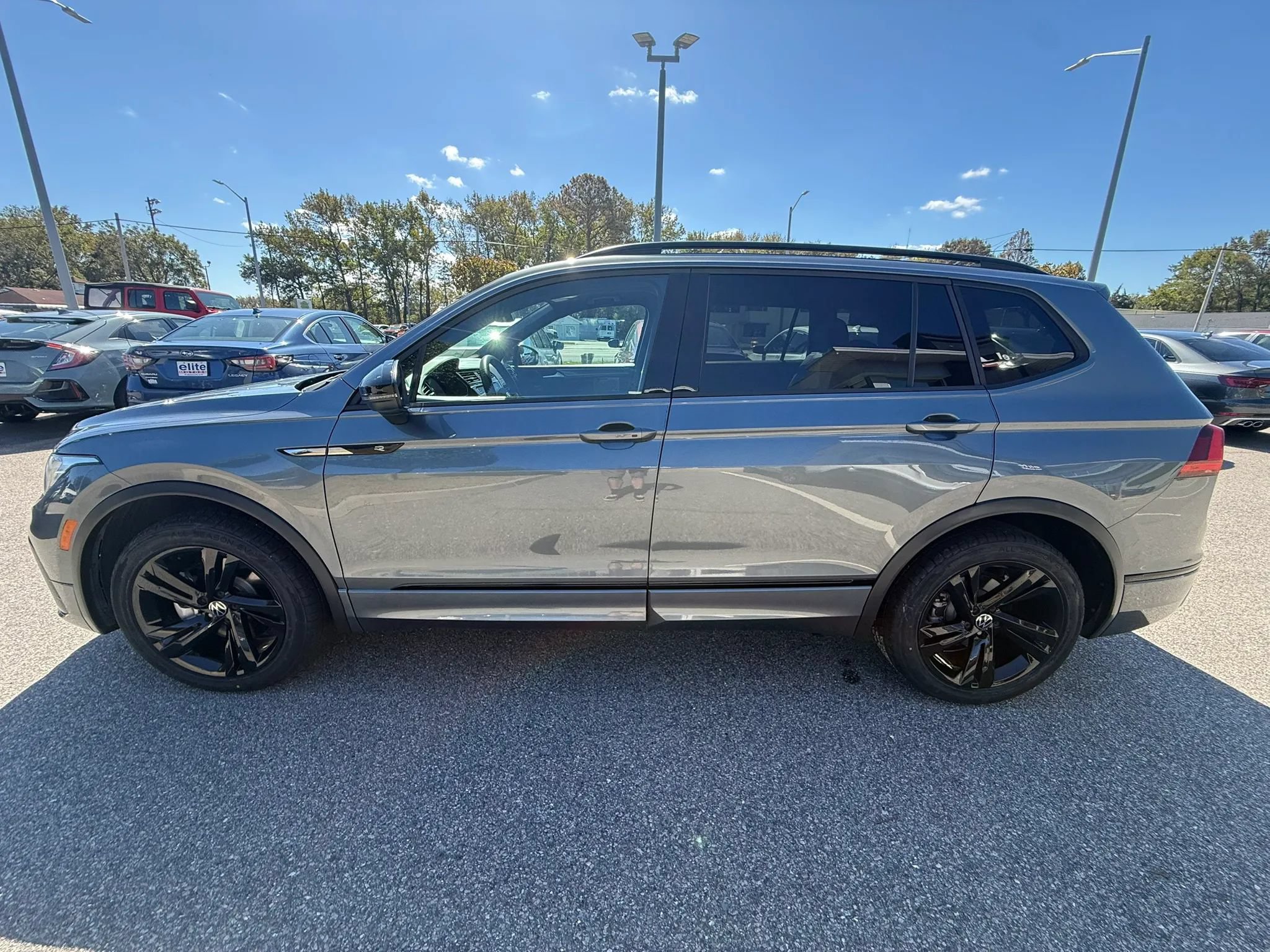 Used 2023 Volkswagen Tiguan SE R-Line FWD image 4