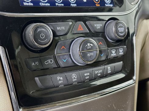 Used 2022 Jeep Grand Cherokee Laredo E RWD image 24