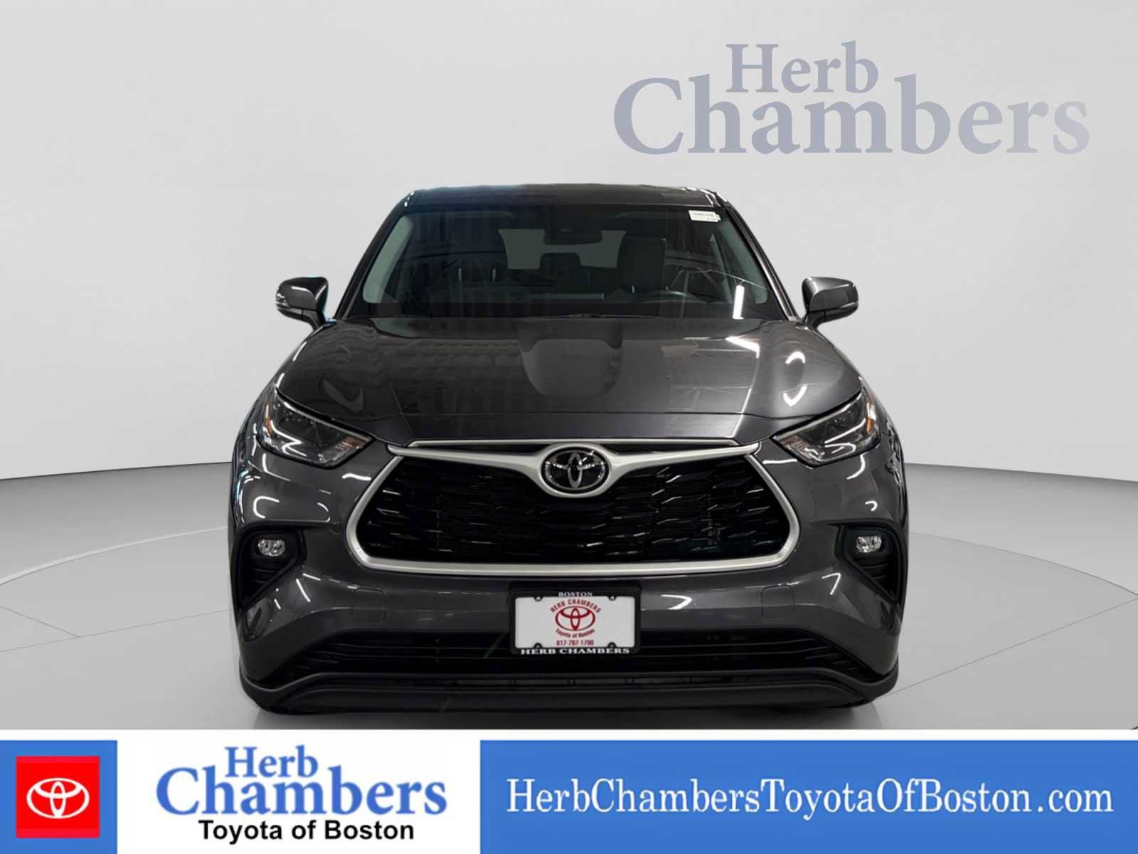 Used 2022 Toyota Highlander LE AWD/4WD image 2
