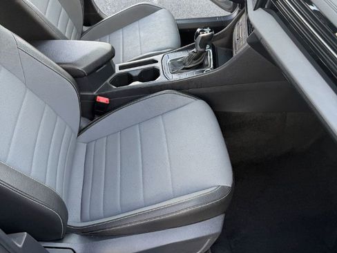 Used 2025 Volkswagen Jetta SE FWD image 21