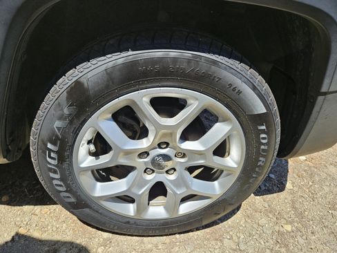 Used 2018 Jeep Renegade Latitude FWD image 8