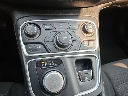 Used 2015 Chrysler 200 Limited FWD image 22