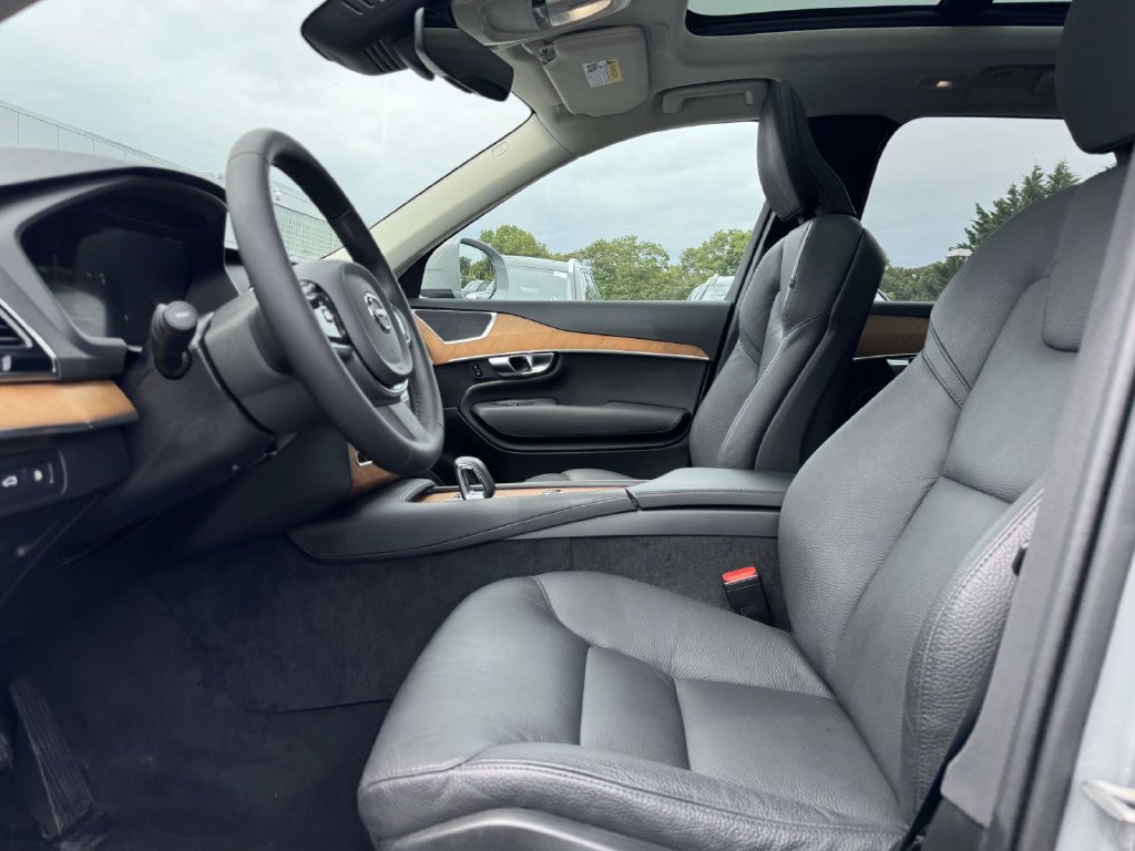 Certified 2025 Volvo XC90 T8 Plus w/ Protection Package Premier AWD/4WD image 13