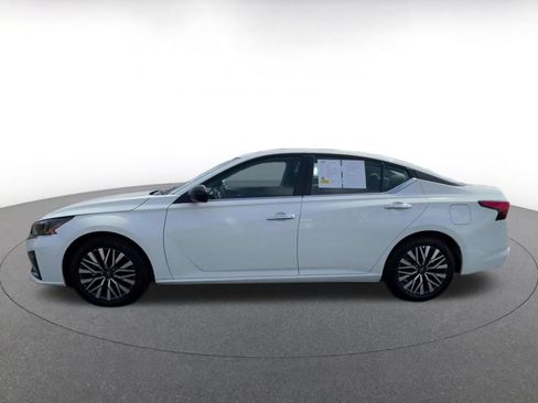 Used 2025 Nissan Altima 2.5 SV FWD image 9