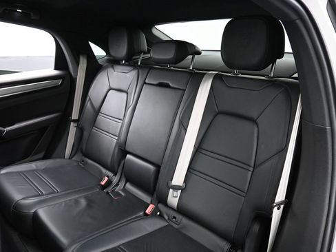 Certified 2023 Porsche Cayenne Platinum Edition image 25