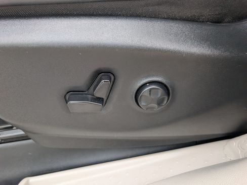 Used 2024 Chrysler Pacifica Touring-L FWD image 16