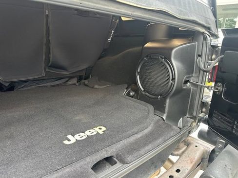 Used 2014 Jeep Wrangler Unlimited Rubicon w/ Connectivity Group AWD/4WD image 9