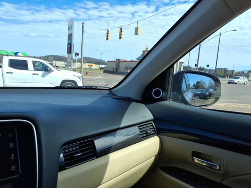 Used 2017 Mitsubishi Outlander SE AWD/4WD image 18