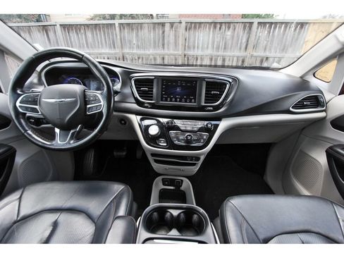 Used 2020 Chrysler Pacifica Touring-L FWD image 10