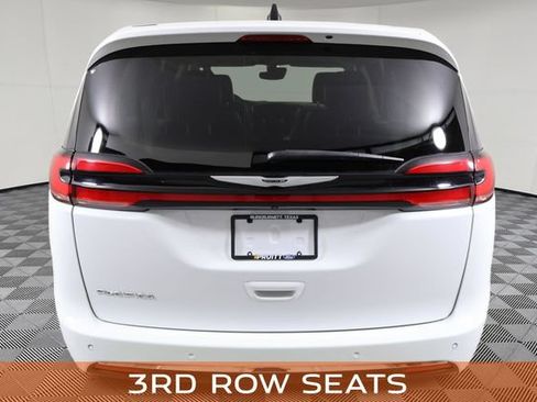 Used 2024 Chrysler Pacifica Touring-L FWD image 8