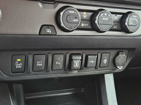 Used 2022 Toyota Tacoma TRD Sport image 29