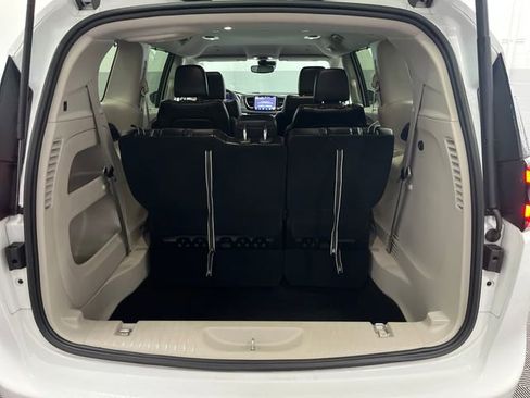Used 2023 Chrysler Pacifica Touring-L image 32