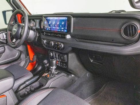 Used 2024 Jeep Wrangler Rubicon w/ Convenience Group AWD/4WD image 40