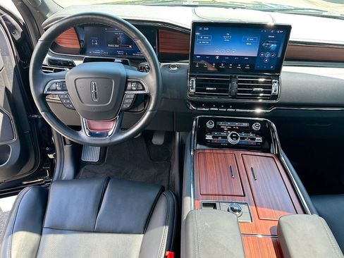Certified 2024 Lincoln Navigator Premiere AWD/4WD image 19