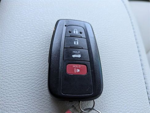 Used 2022 Toyota Camry XLE image 29