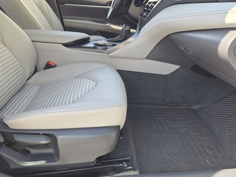 Used 2022 Toyota Camry SE image 16