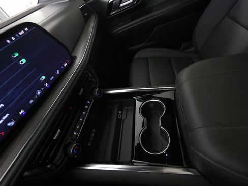 Used 2025 Chevrolet Suburban Z71 w/ Comfort Package image 40