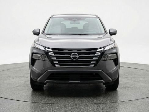 Used 2025 Nissan Rogue SV image 2