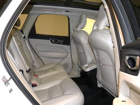 Used 2019 Volvo XC60 T5 Momentum w/ Premium Package image 18