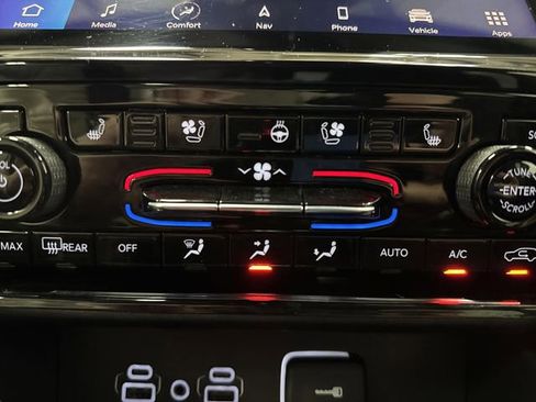 Used 2023 Jeep Grand Cherokee Limited w/ Luxury Tech Group II image 7