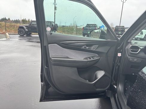 Used 2025 Chevrolet TrailBlazer LT AWD/4WD image 23