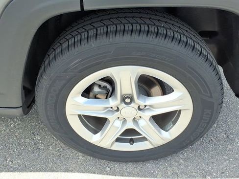 Used 2024 Jeep Compass Latitude AWD/4WD image 9